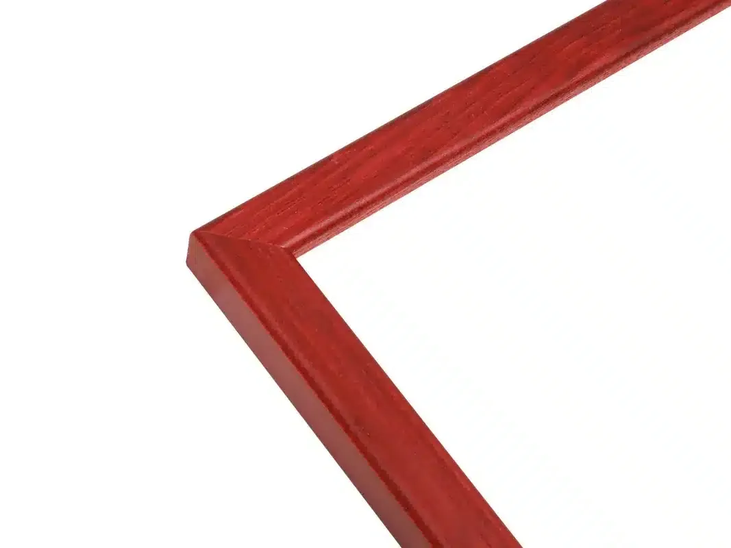 Smalle houten fotolijst in rood